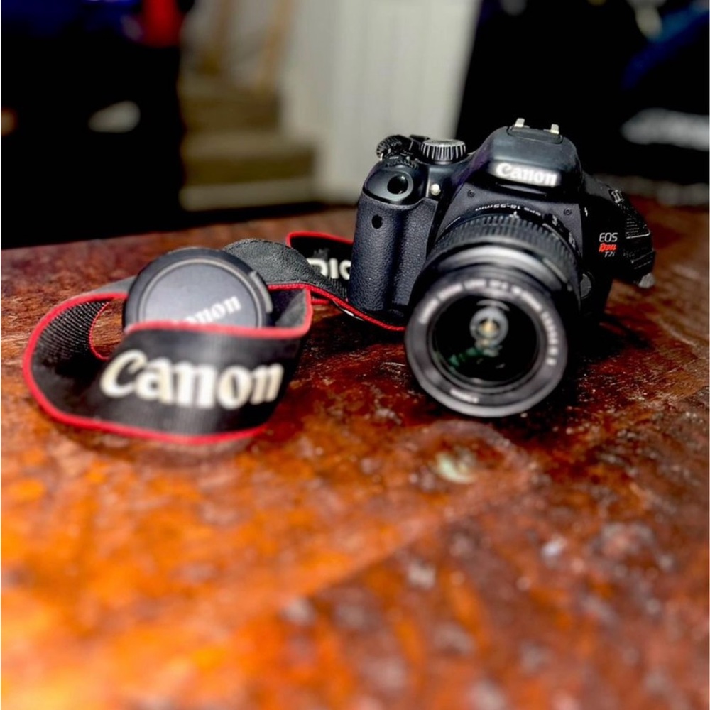 Canon EOS Rebel T2i Camera